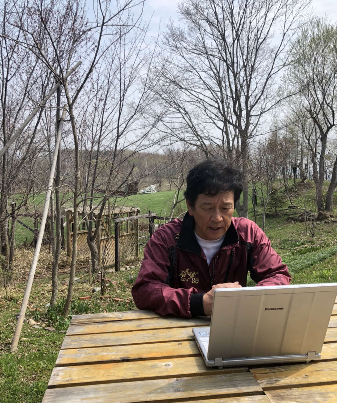 栗山町にある「栗の樹ファーム」でオンライン取材を受ける日本ハム栗山監督（球団提供）