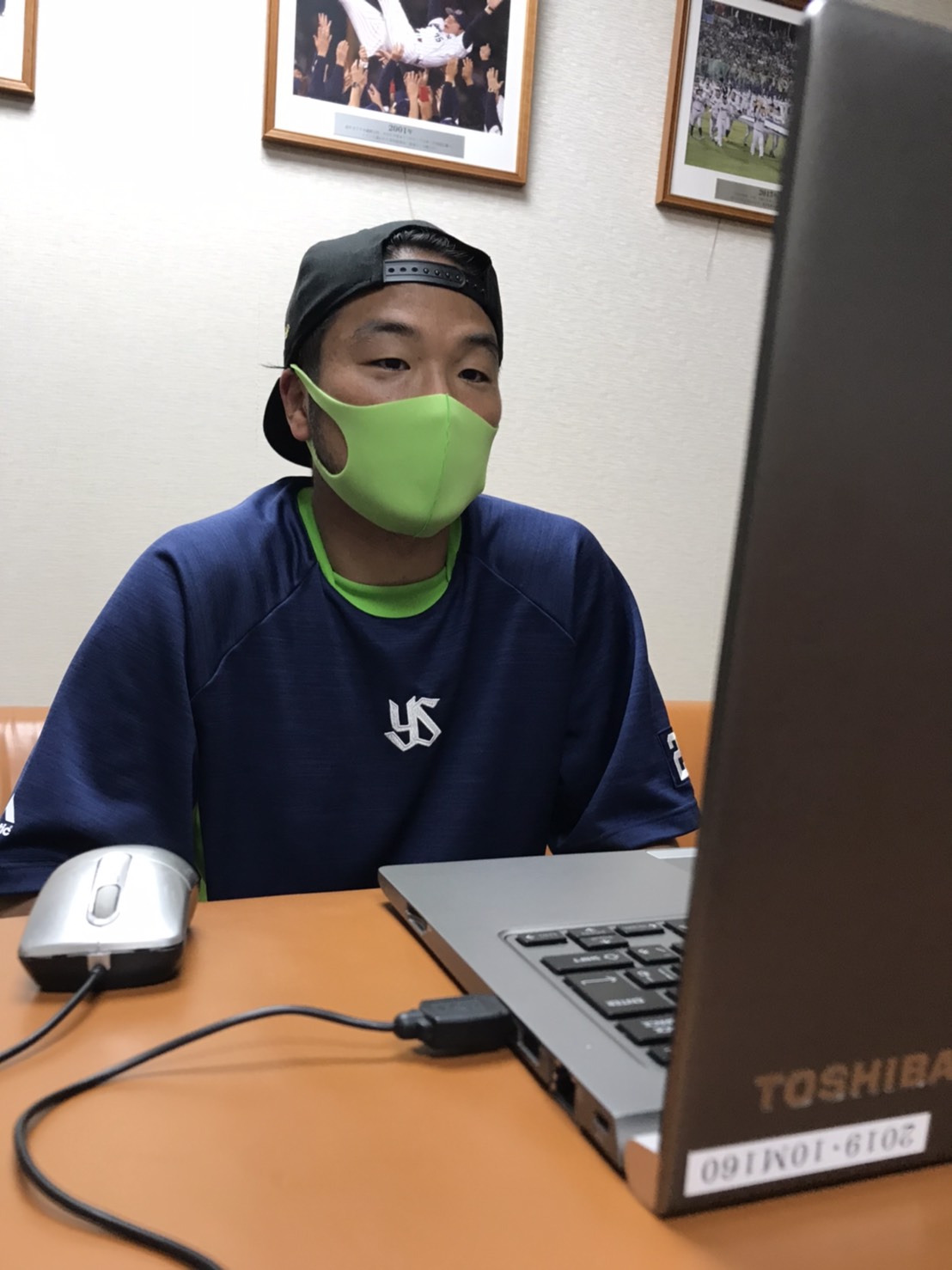 チームカラーの緑のマスク姿でオンライン会議システム「Zoom」で取材に応じたヤクルト近藤（球団提供）