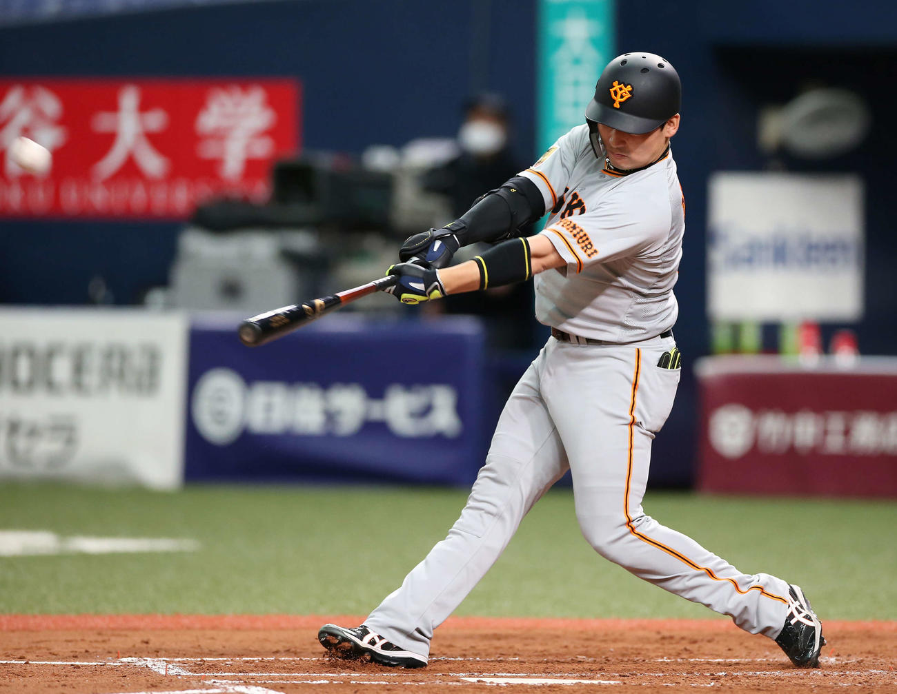 オリックス対巨人　3回表巨人2死一塁、先制の右越え2点本塁打を放つ丸（2020年3月7日撮影）