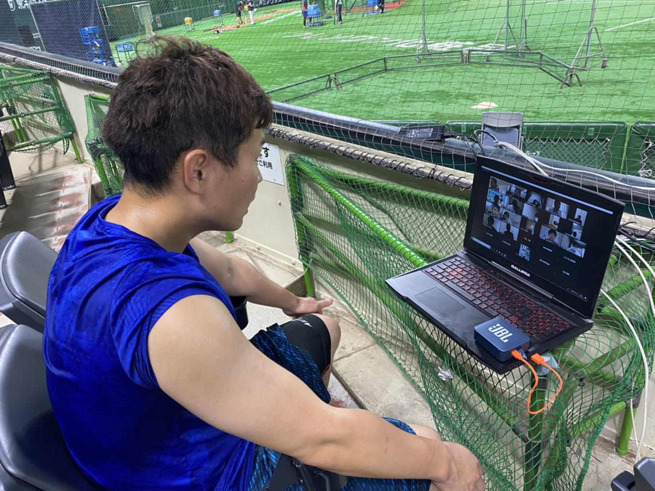 ネットを通じて取材を受ける中村晃（球団提供）