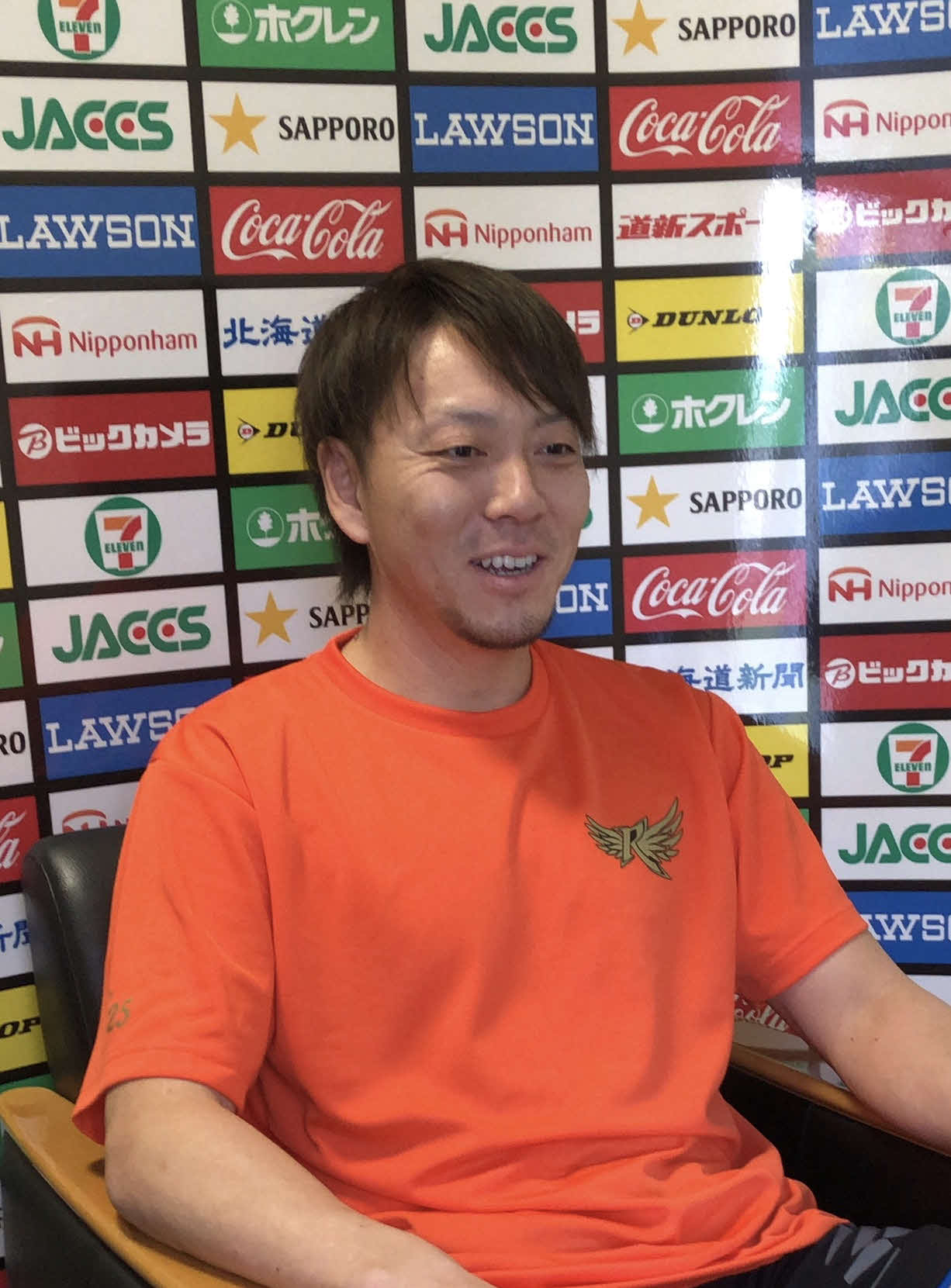 札幌市内にある合宿所でオンライン取材を受ける日本ハム宮西（球団提供）