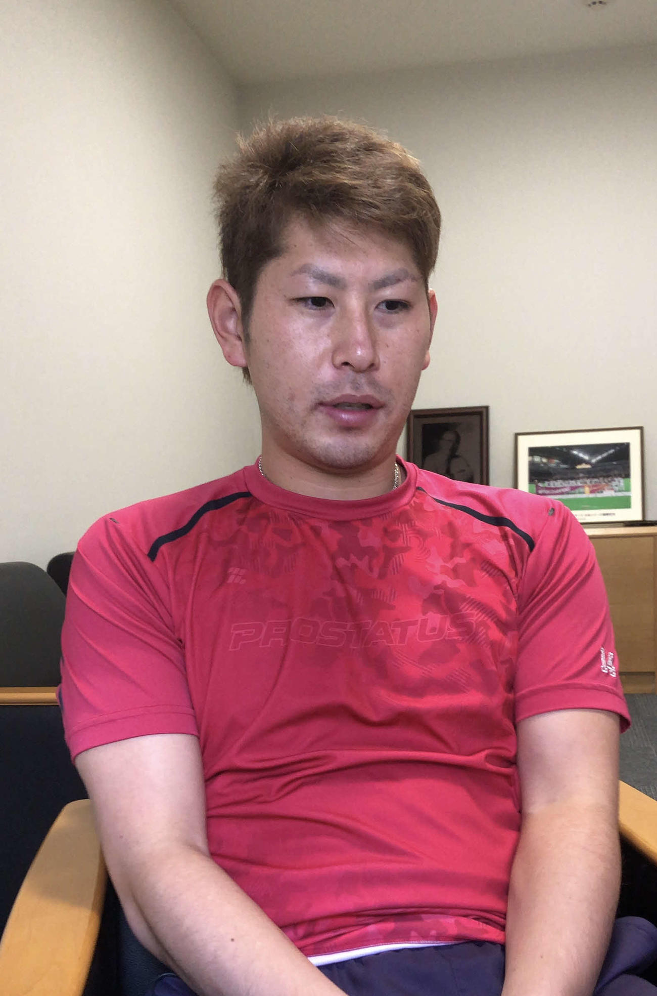 札幌市内にある合宿所でオンライン取材を受ける日本ハム加藤（球団提供）