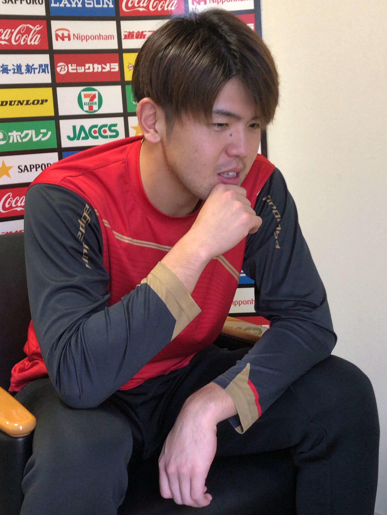 札幌市内にある合宿所でオンライン取材を受ける日本ハム清水（球団提供）