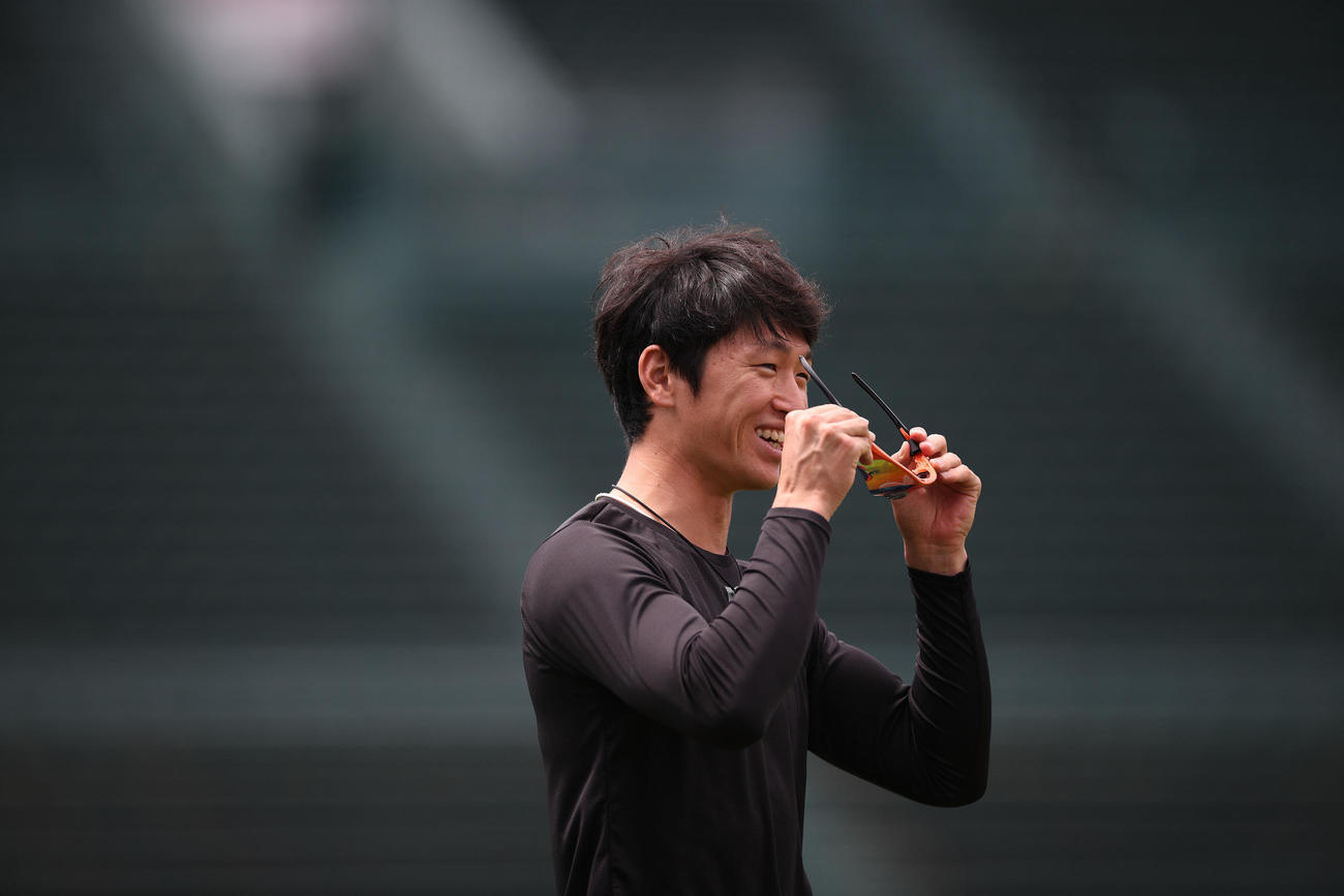 甲子園球場で自主練習を行う阪神近本（球団提供）