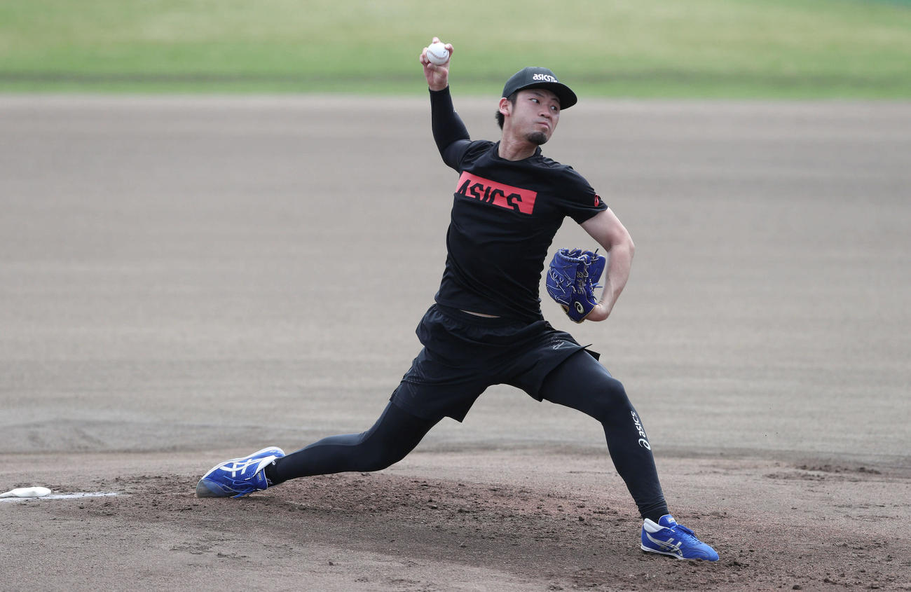 マウンドで投球練習をする中日佐藤優（現場代表）