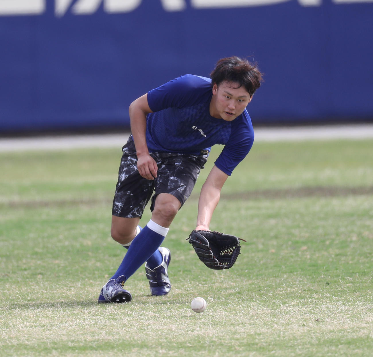 ノックをうける中日滝野