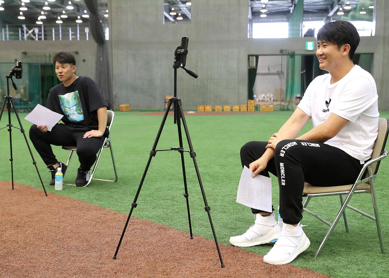 インスタライブを行った巨人菅野（右）と炭谷（提供：読売巨人軍）