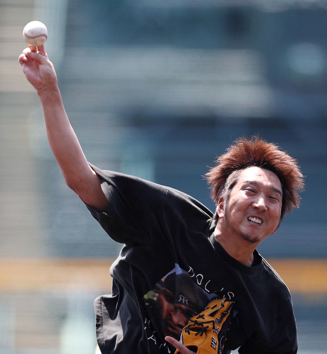 甲子園球場のマウンドから投球練習する藤川球児（阪神球団提供写真）