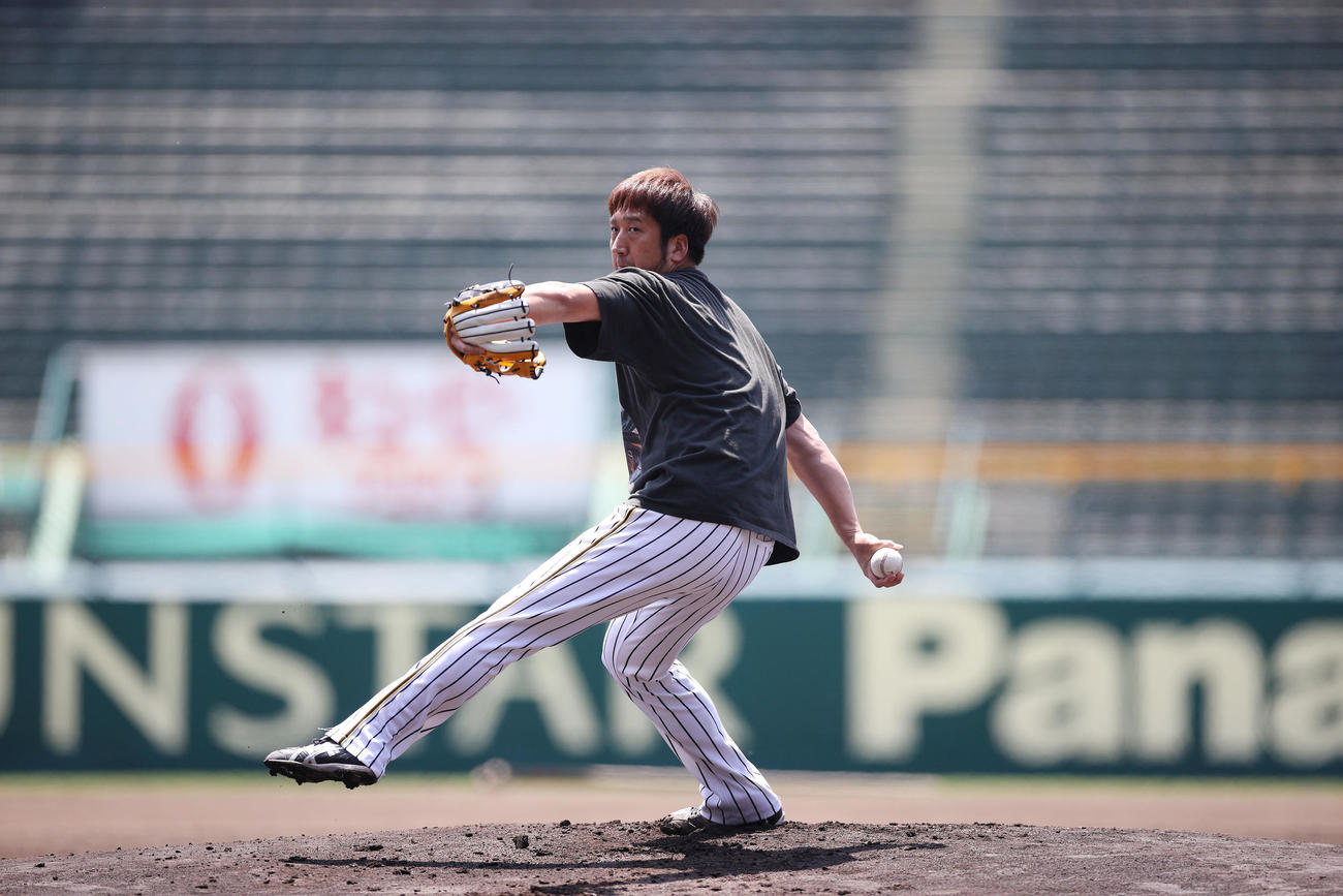 甲子園球場のマウンドから投球練習する藤川（阪神球団提供写真）