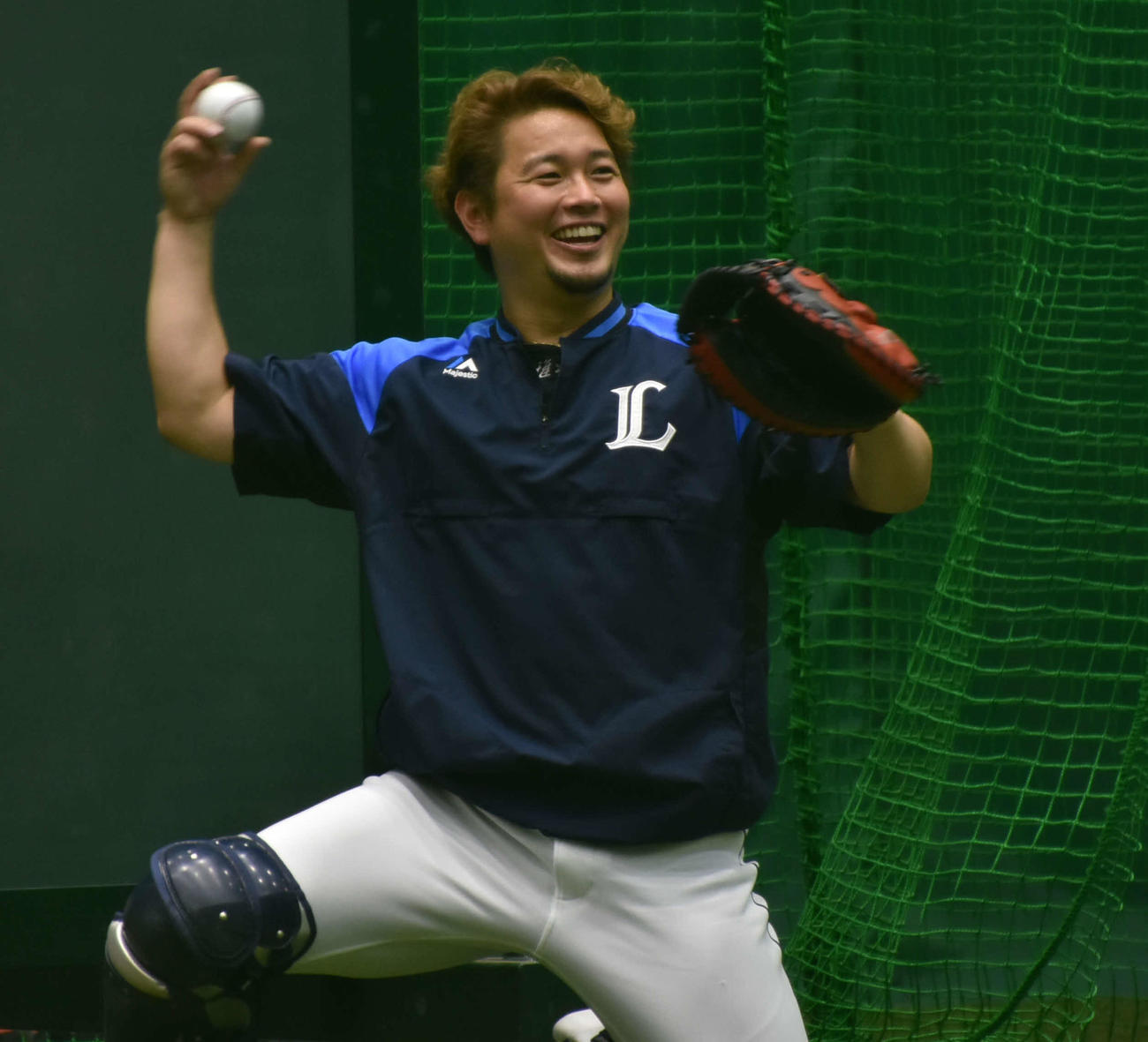 ブルペンで投球を受ける西武岡田（球団提供）