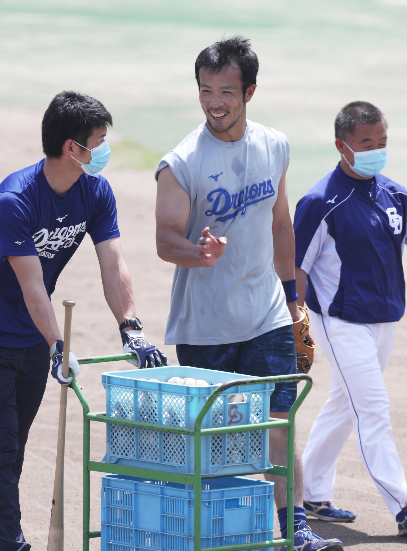 ノックを終え笑顔を見せる福田永将