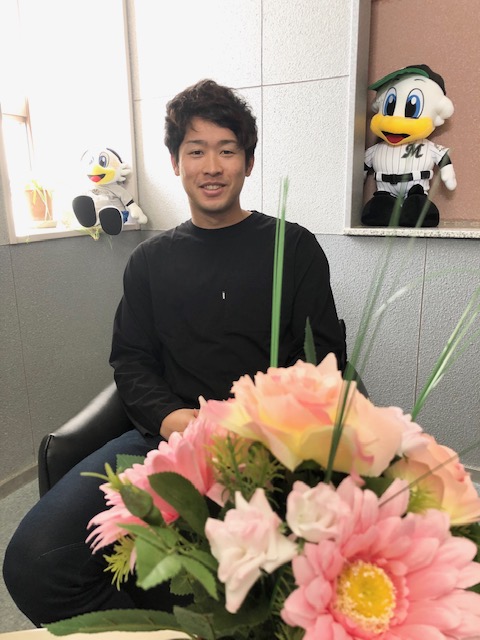 球団公式SNSで「Q＆A」企画を行うロッテ種市（球団提供）