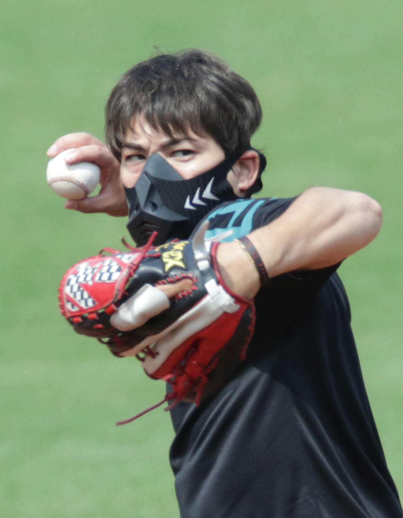 低酸素マスクを付けて、ノックを受ける広島九里（撮影・加藤孝規）