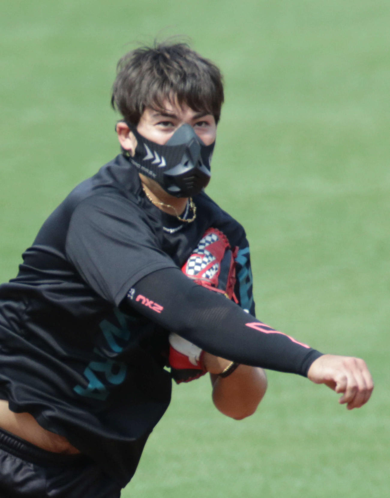 低酸素マスクを付けて、ノックを受ける広島九里（撮影・加藤孝規）