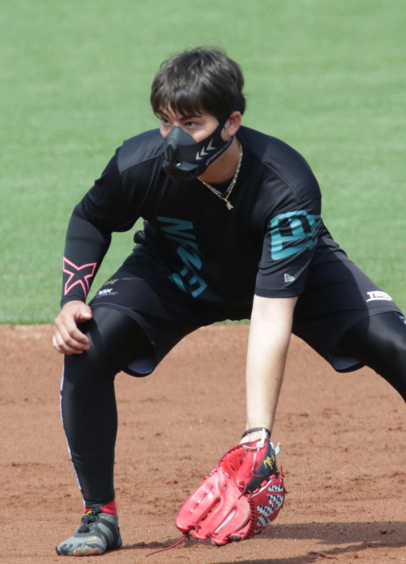 低酸素マスクを付けて、ノックを受ける広島九里（撮影・加藤孝規）