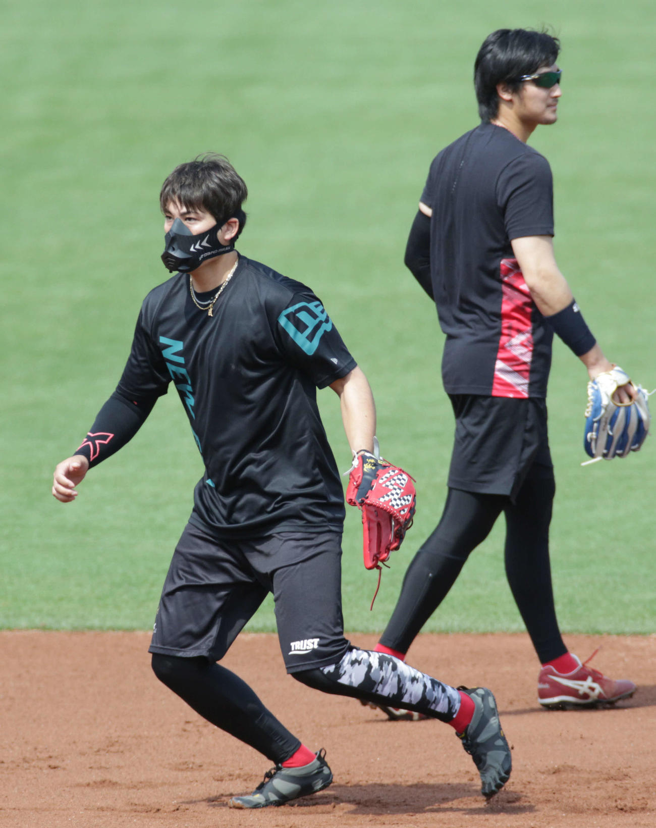 低酸素マスクを付けて、ノックを受ける広島九里。右は床田（撮影・加藤孝規）