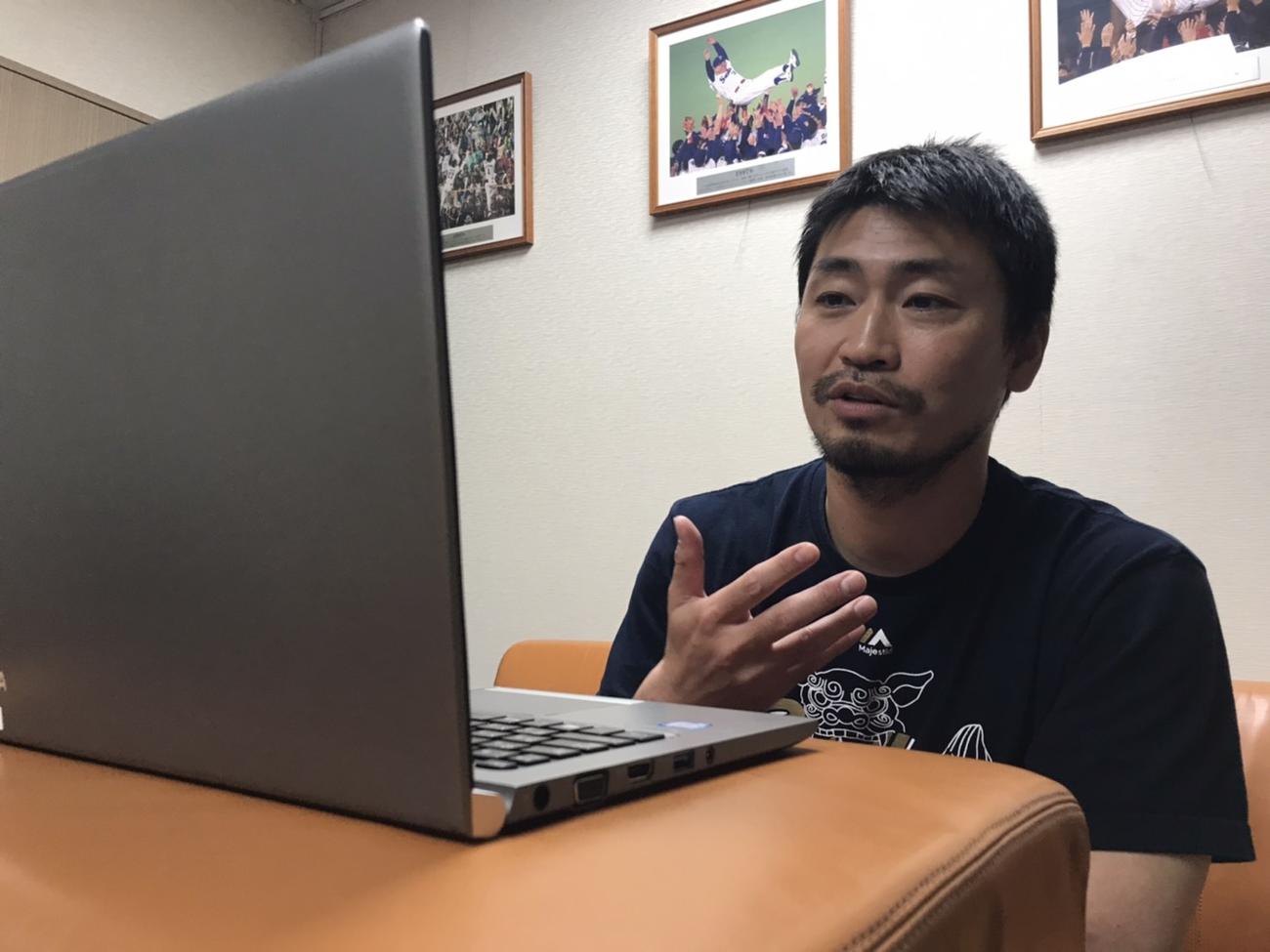 オンライン会議システム「Zoom」を使って取材に応じたヤクルト青木（球団提供）