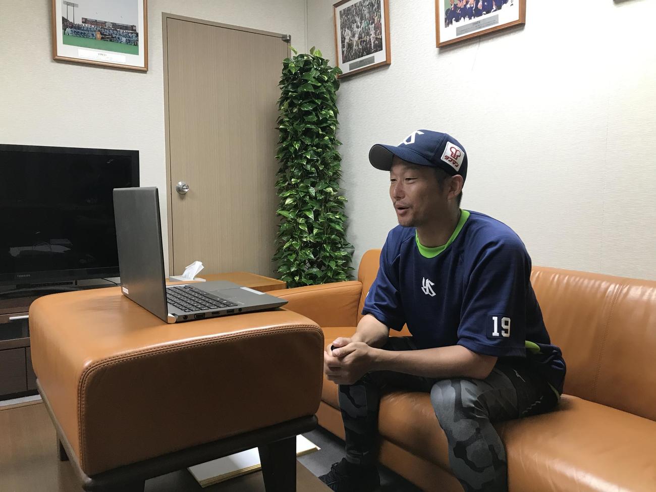 オンライン会議システム「Zoom」で子どもたちと交流したヤクルト石川（球団提供）