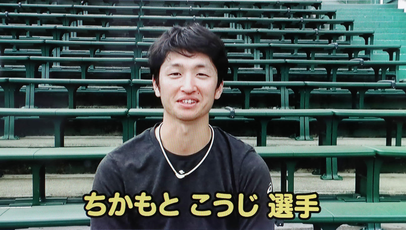 阪神球団公式ユーチューブで子どもたちの質問に答える近本（撮影・加藤哉）