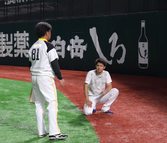 工藤公康監督の話を聞く高橋礼（撮影・球団提供）