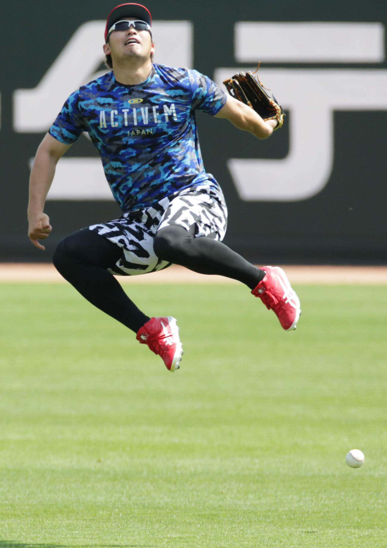 外野ノックでジャンピング背面キャッチに挑戦する広島鈴木誠（撮影・加藤孝規）