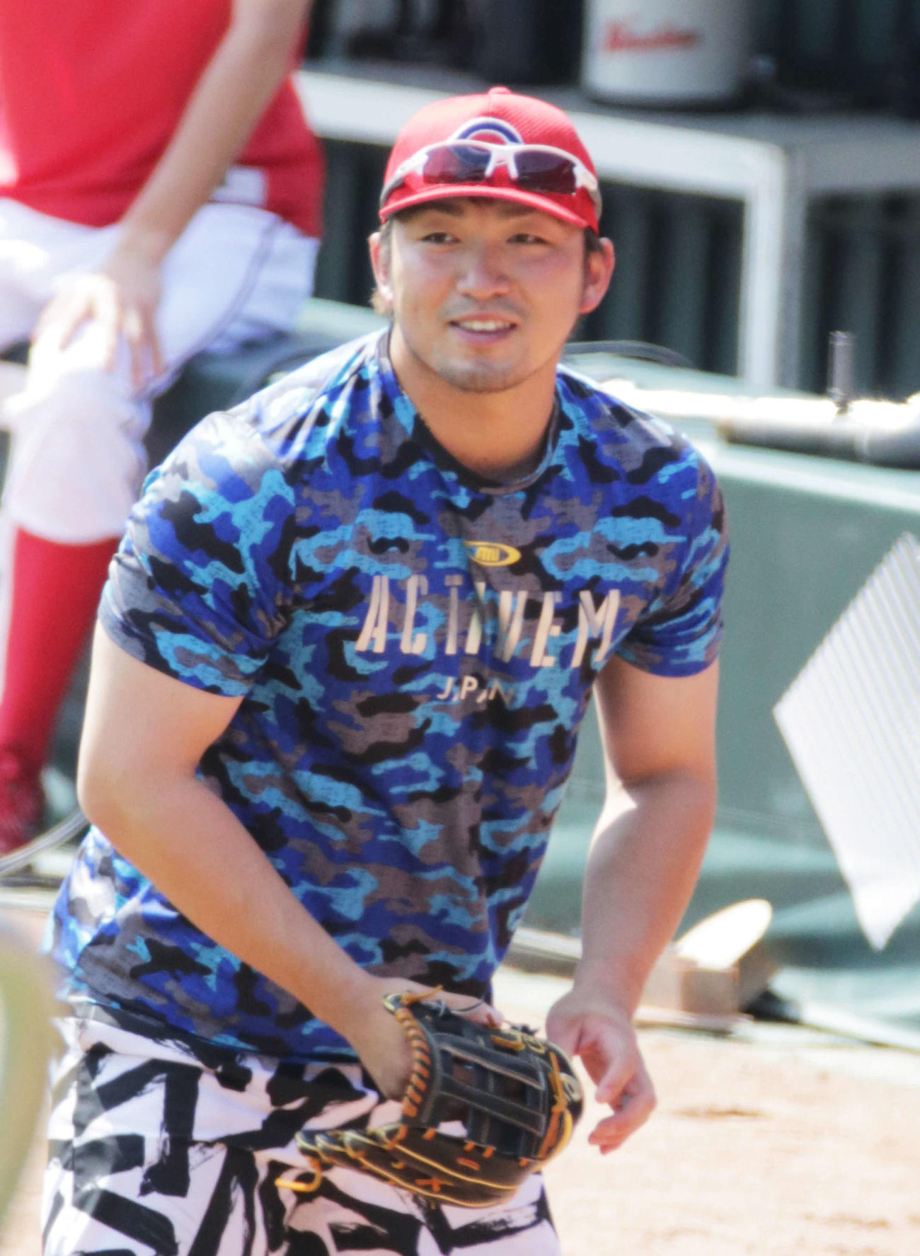 練習に向かう広島鈴木誠（撮影・加藤孝規）