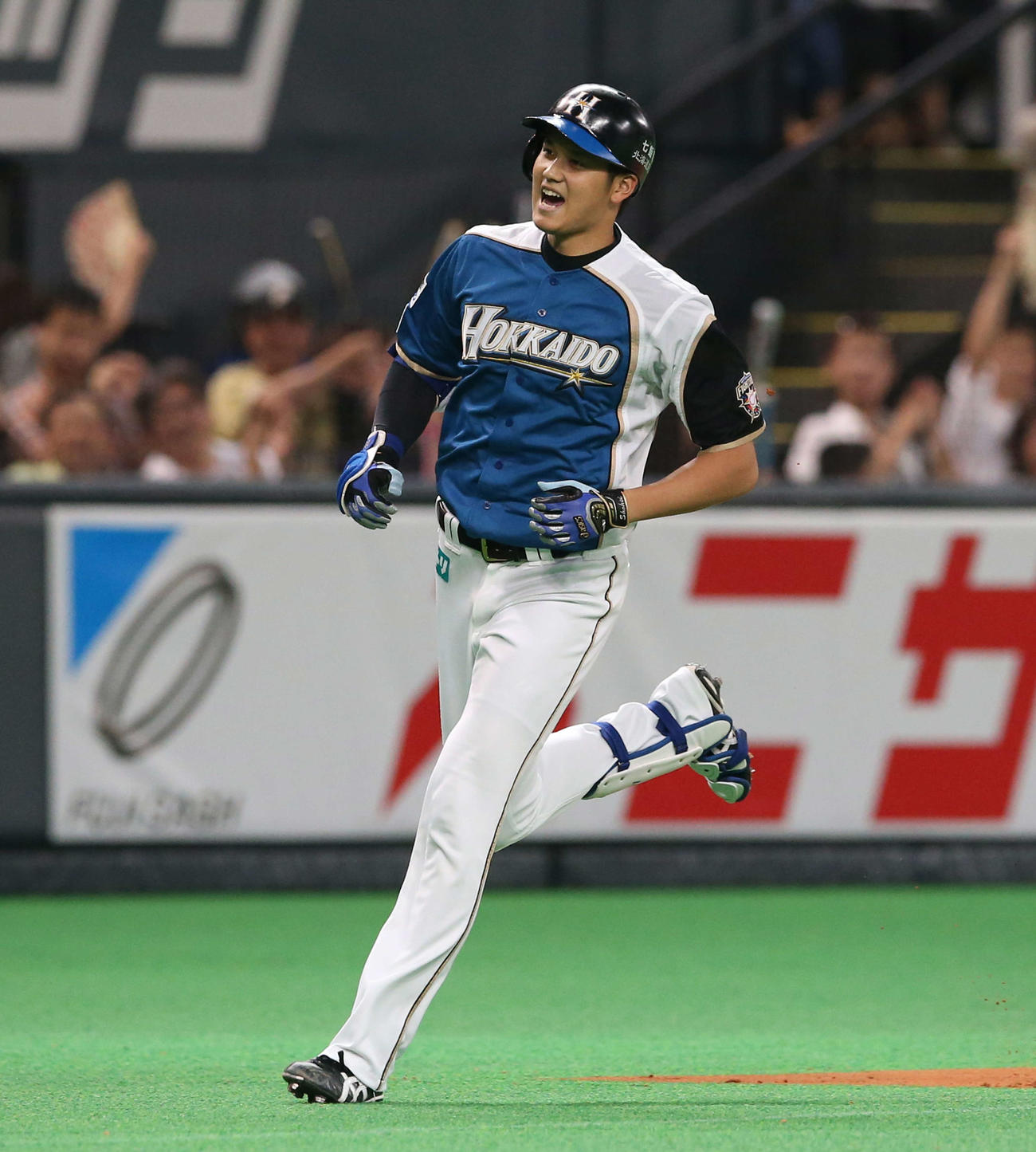 本塁打を放ち雄たけびをあげながら三塁を回る大谷（14年6月29日撮影）