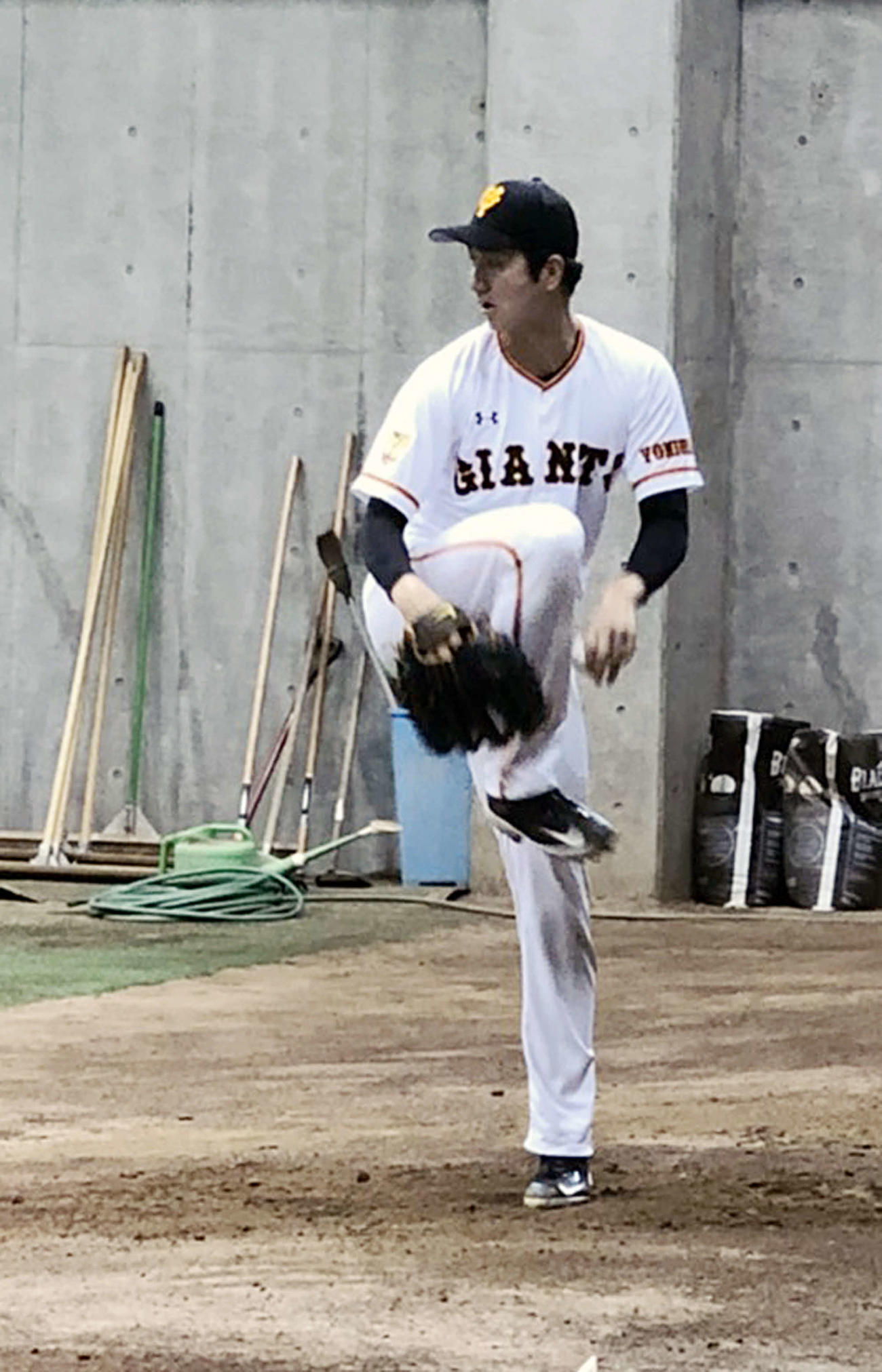 ブルペン投球する巨人横川（提供：読売巨人軍）