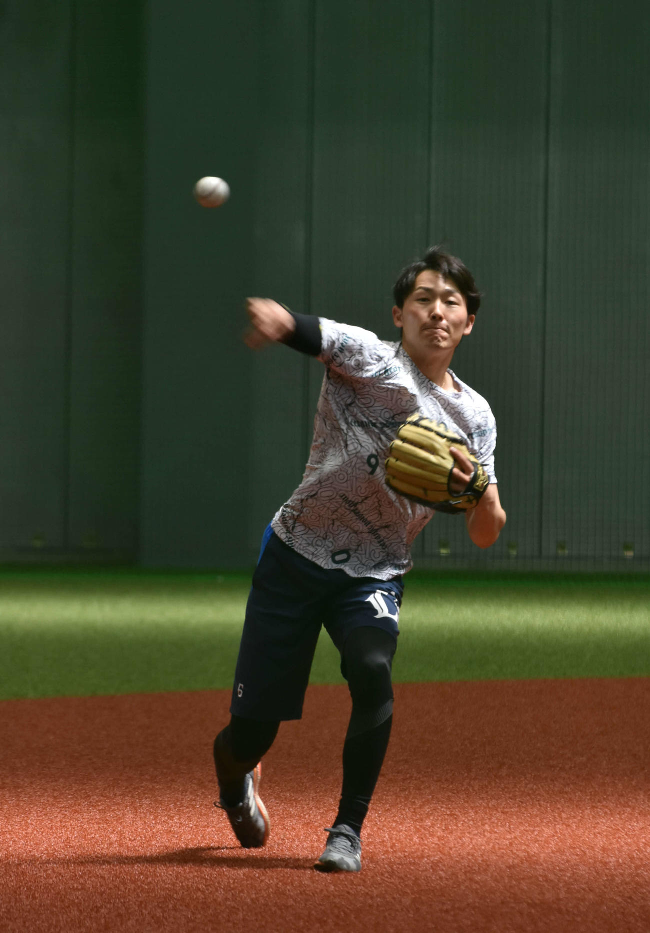 キャッチボールをする西武の源田壮亮内野手（球団提供）