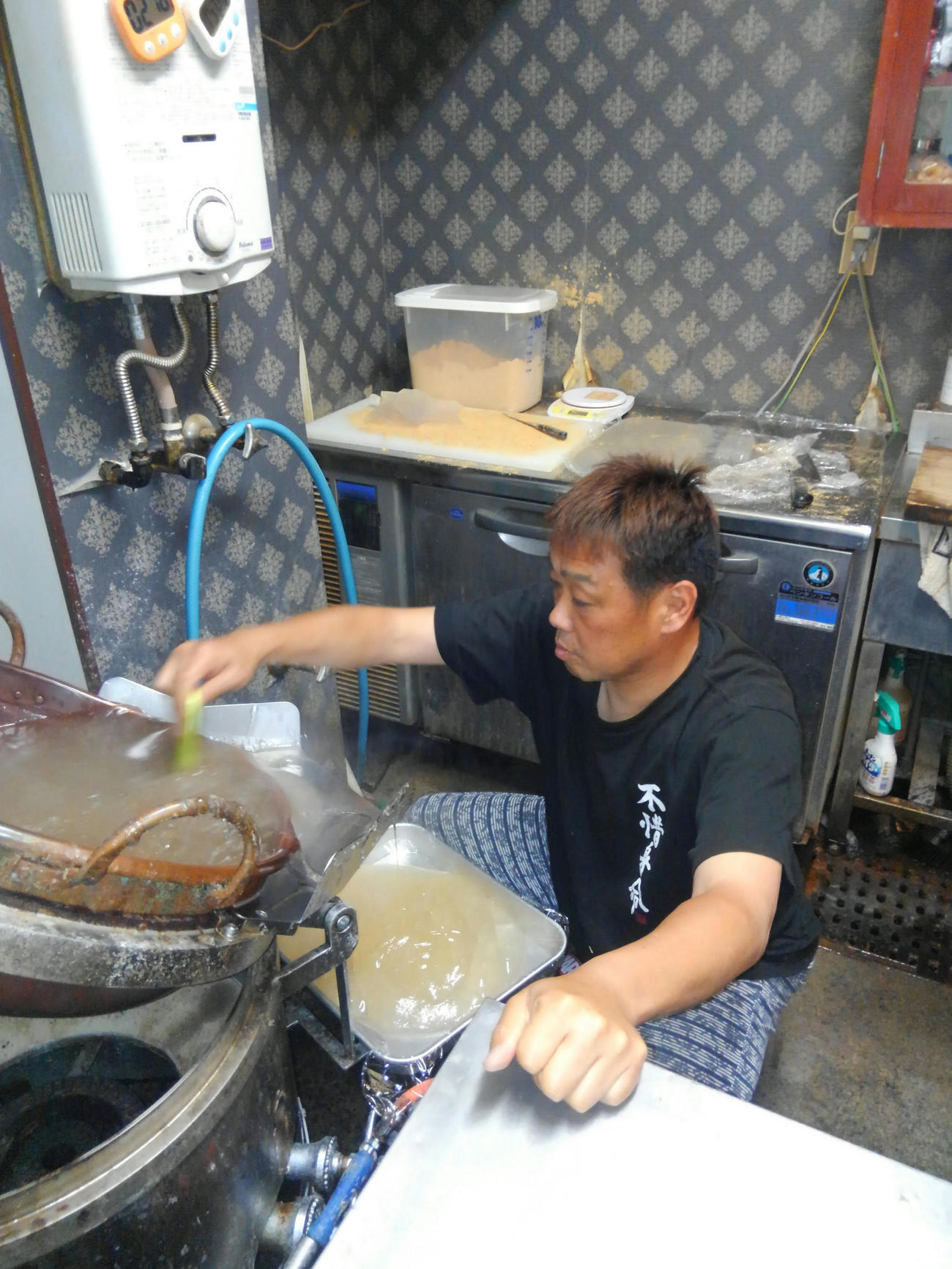 わらび餅を作る山田喜久夫氏
