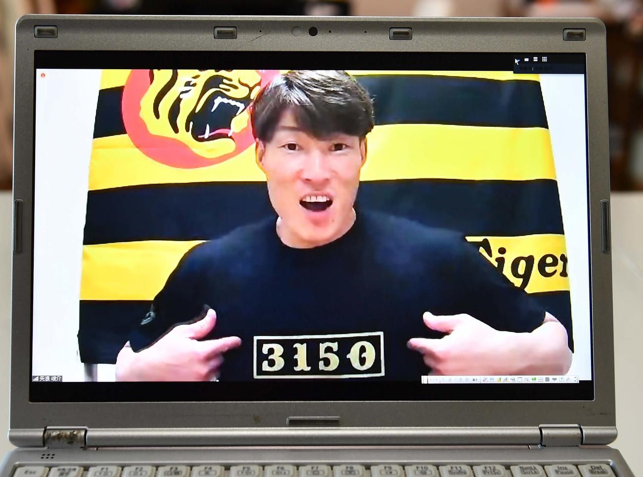 「3150」（サイコー）Tシャツを着てオンライン取材に応じる阪神・糸井嘉男（撮影・上田博志）