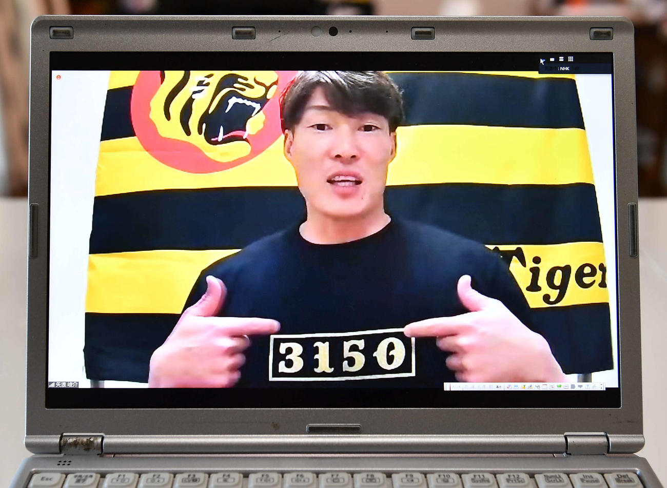 「3150」（サイコー）Tシャツを着てオンライン取材に応じる阪神・糸井嘉男（撮影・上田博志）