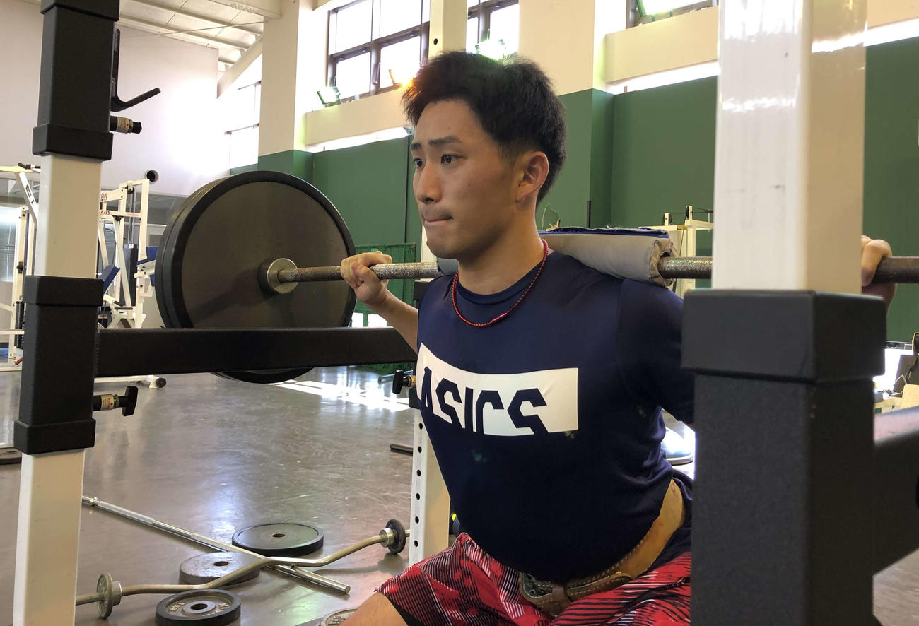 球団寮内でトレーニングを行うロッテ小島（球団提供）