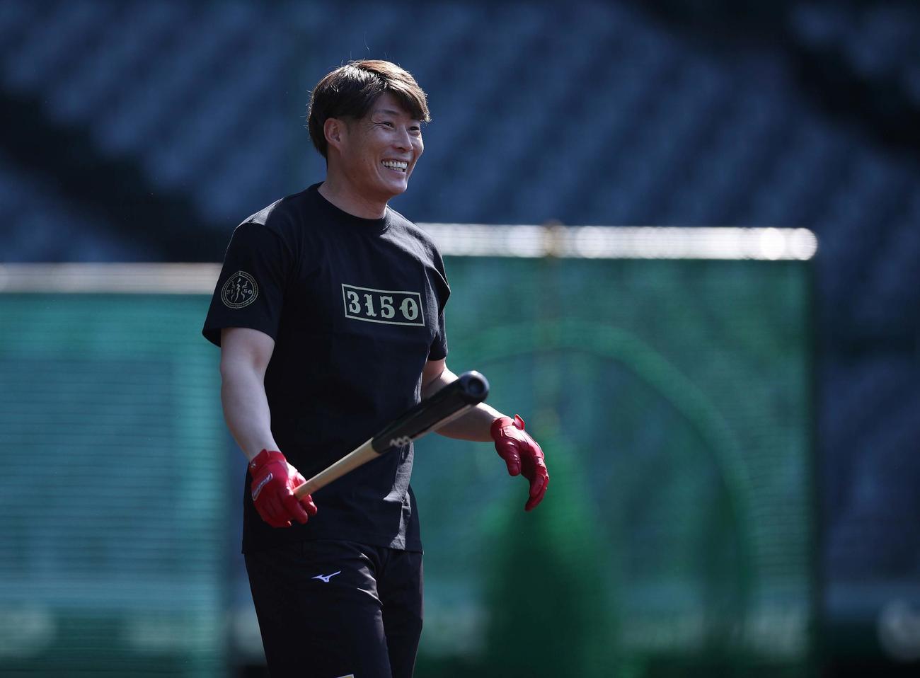 甲子園球場でフリー打撃練習をする阪神糸井（球団提供）