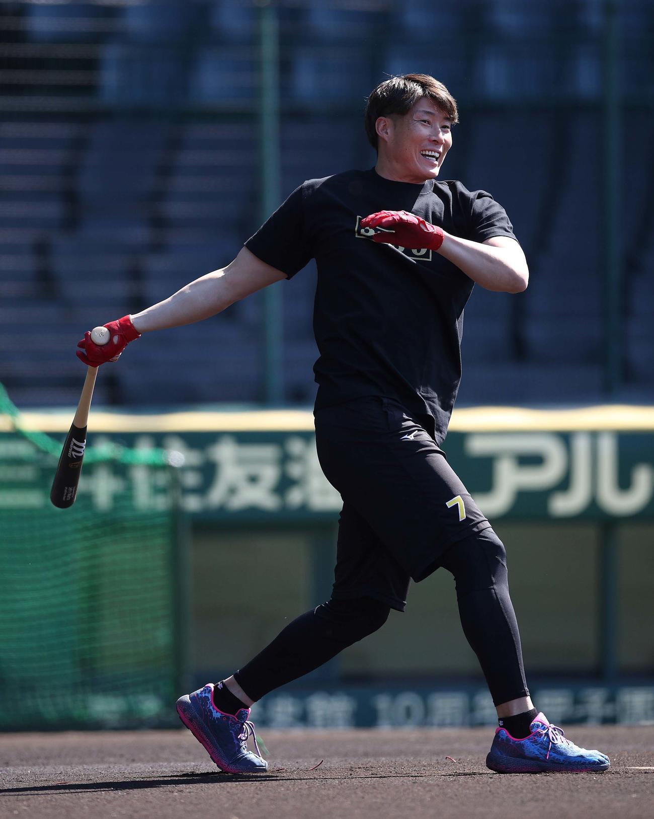 甲子園球場でフリー打撃練習をする阪神糸井（球団提供）