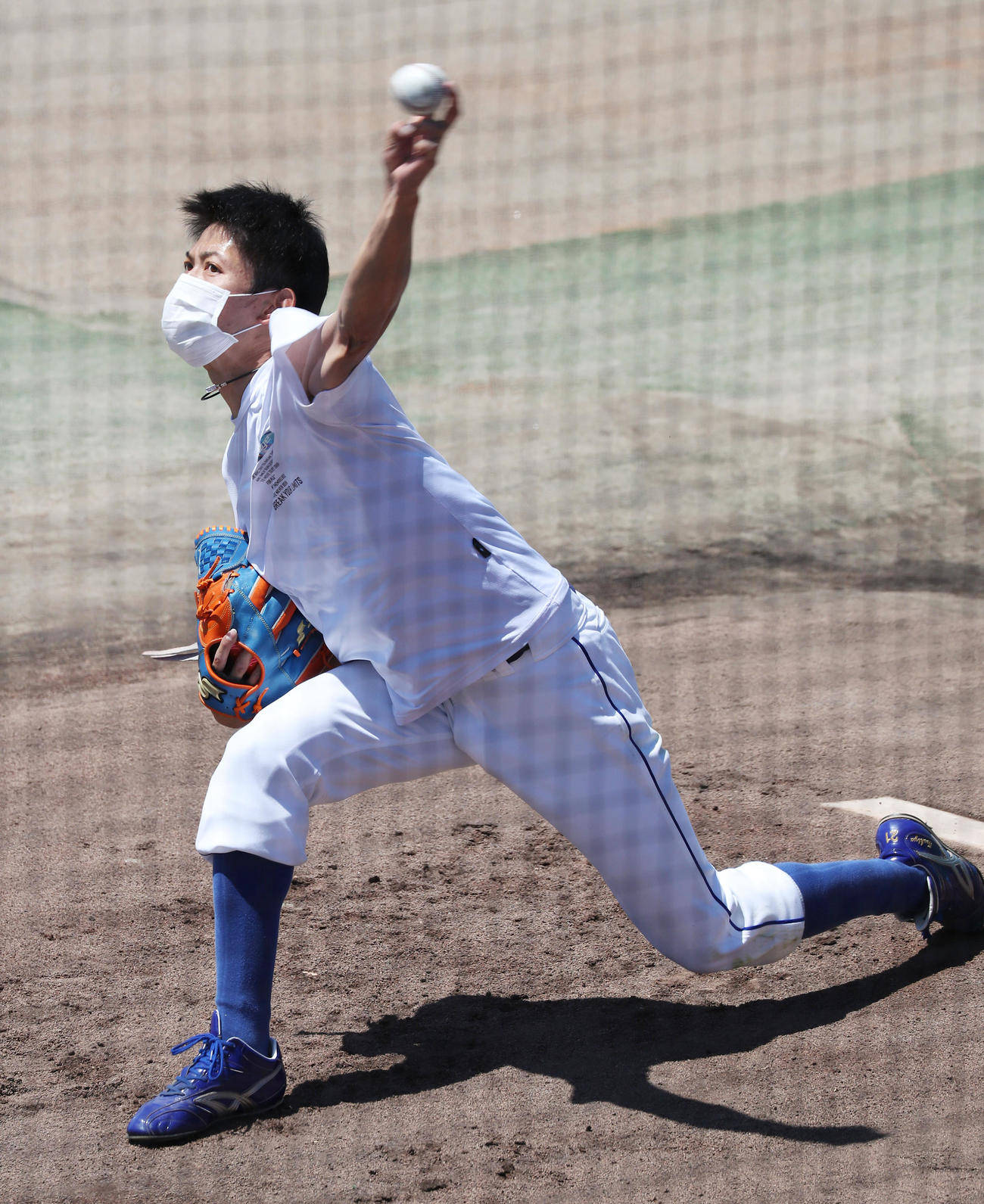 ブルペンで投球練習をする中日岡田