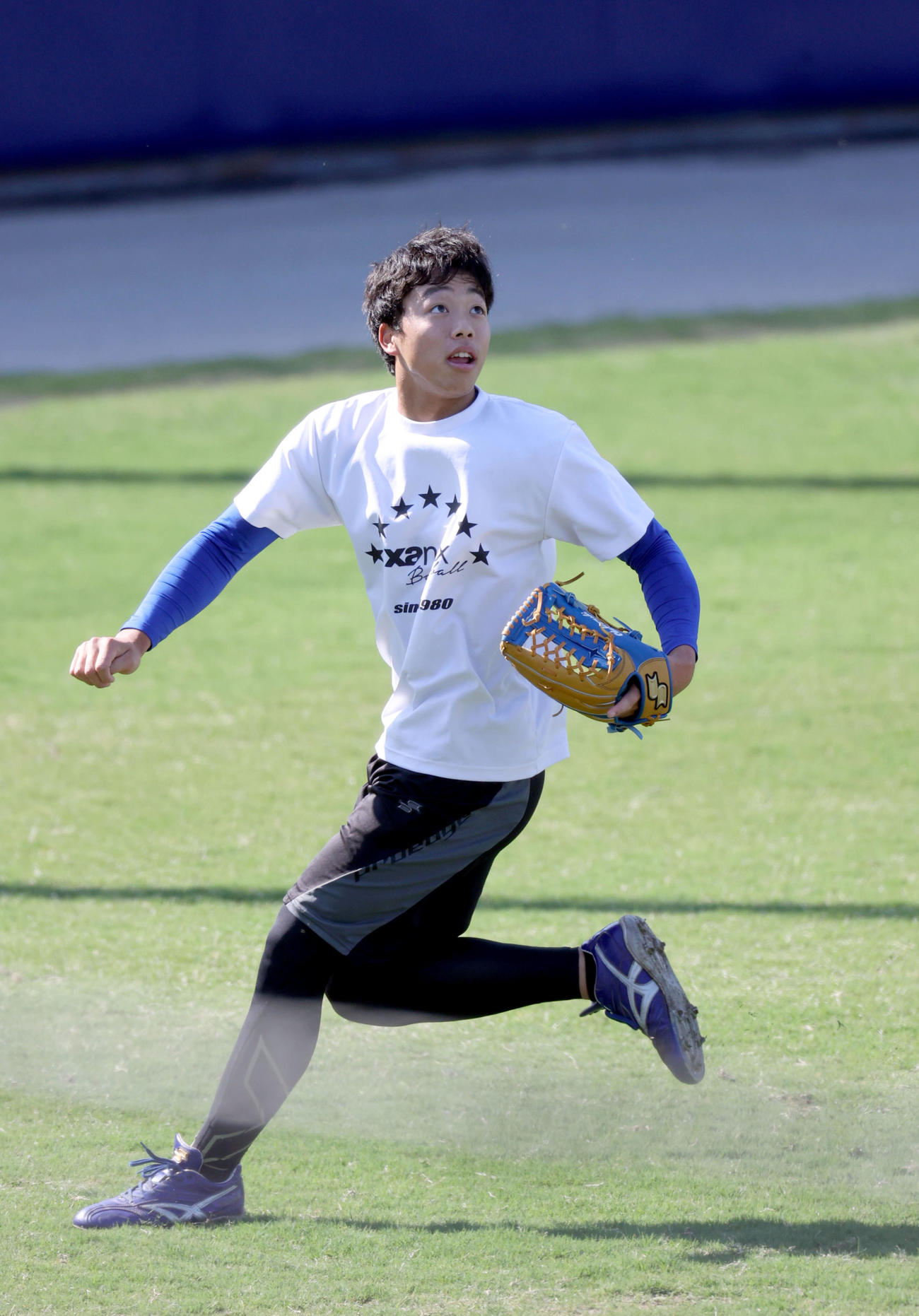 中日自主練習　ノックを受ける岡林勇希