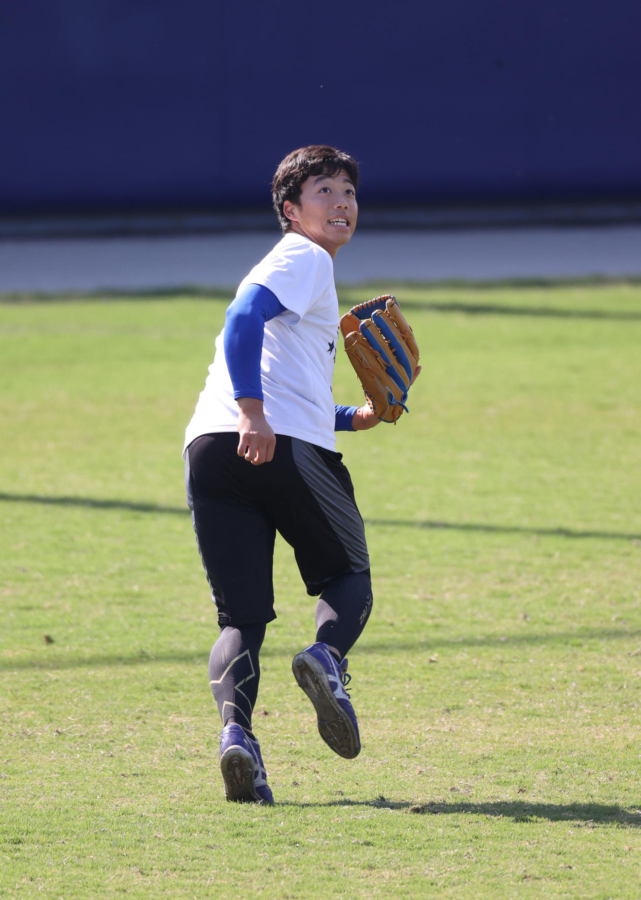 中日自主練習　ノックを受ける岡林勇希