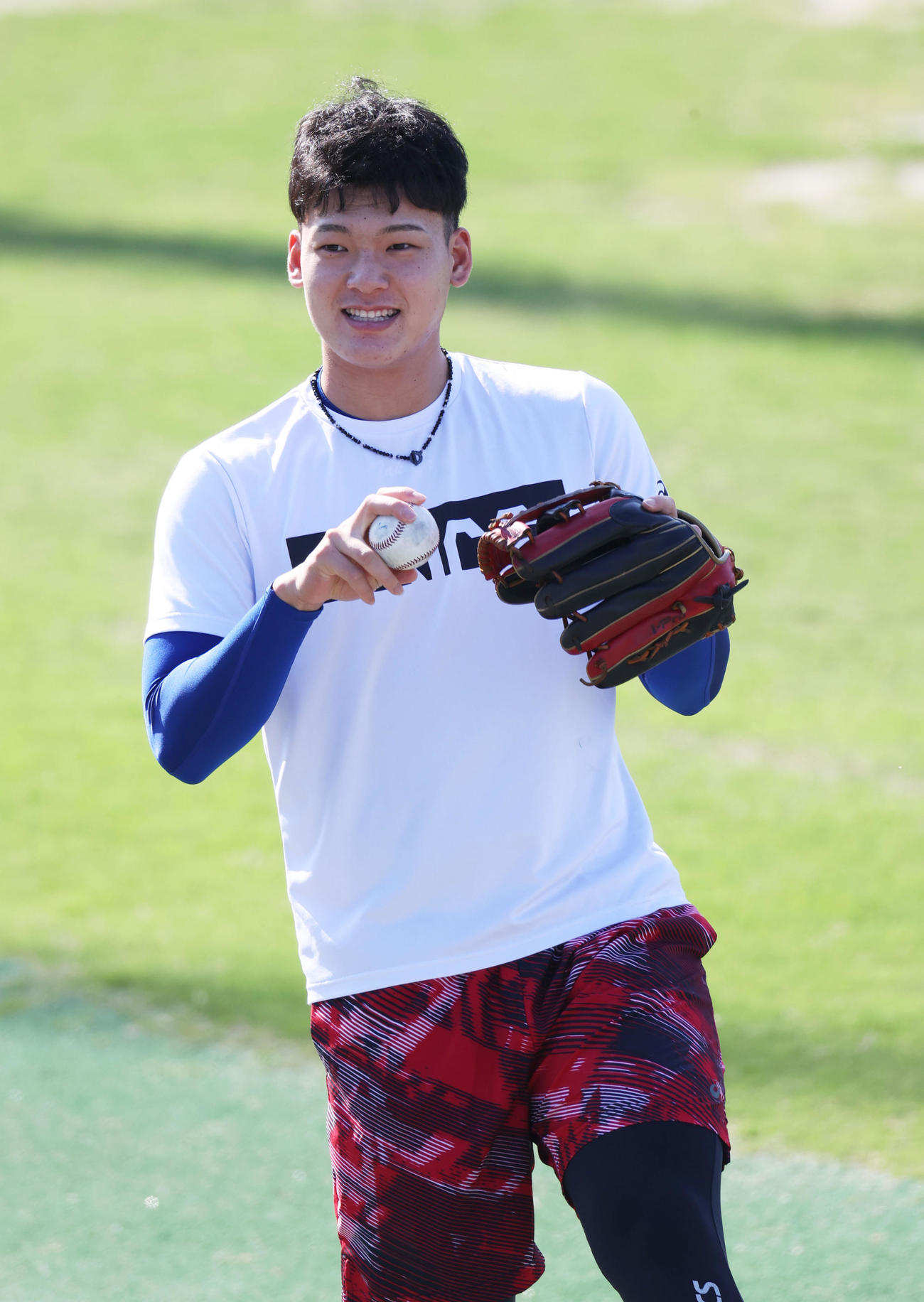 中日自主練習　明るい表情を見せる石川昂弥