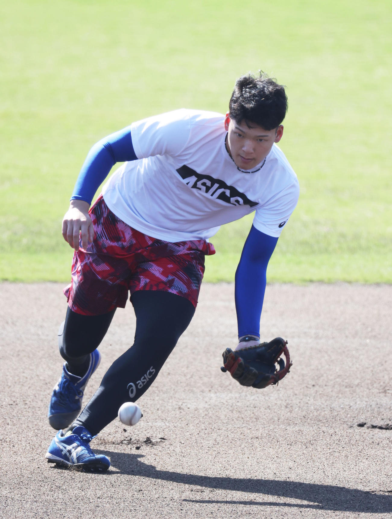中日自主練習　ノックを受ける石川昂弥