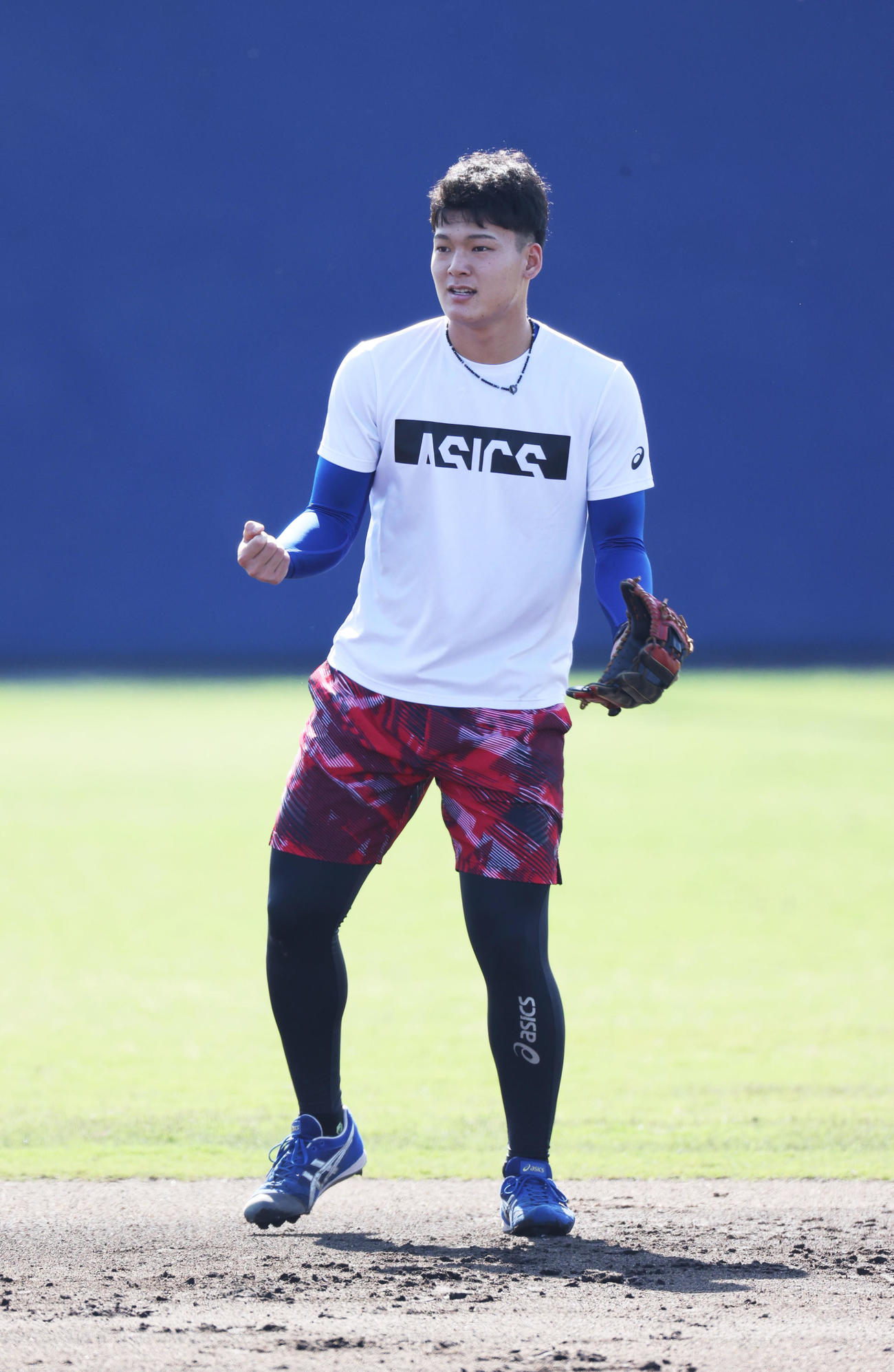 中日自主練習　ノックを受ける石川昂弥