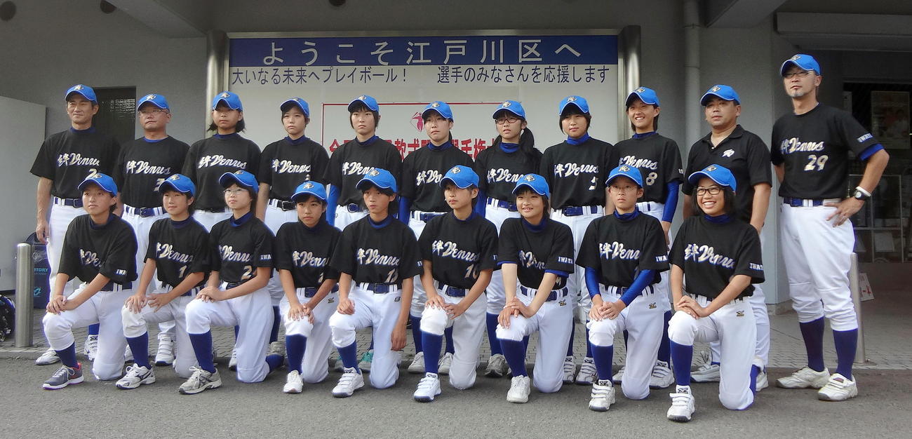 13年8月、全国大会に初出場した絆ヴィーナスの選手たち。後列右から2人目が絆女子野球クラブ佐々木代表（本人提供）