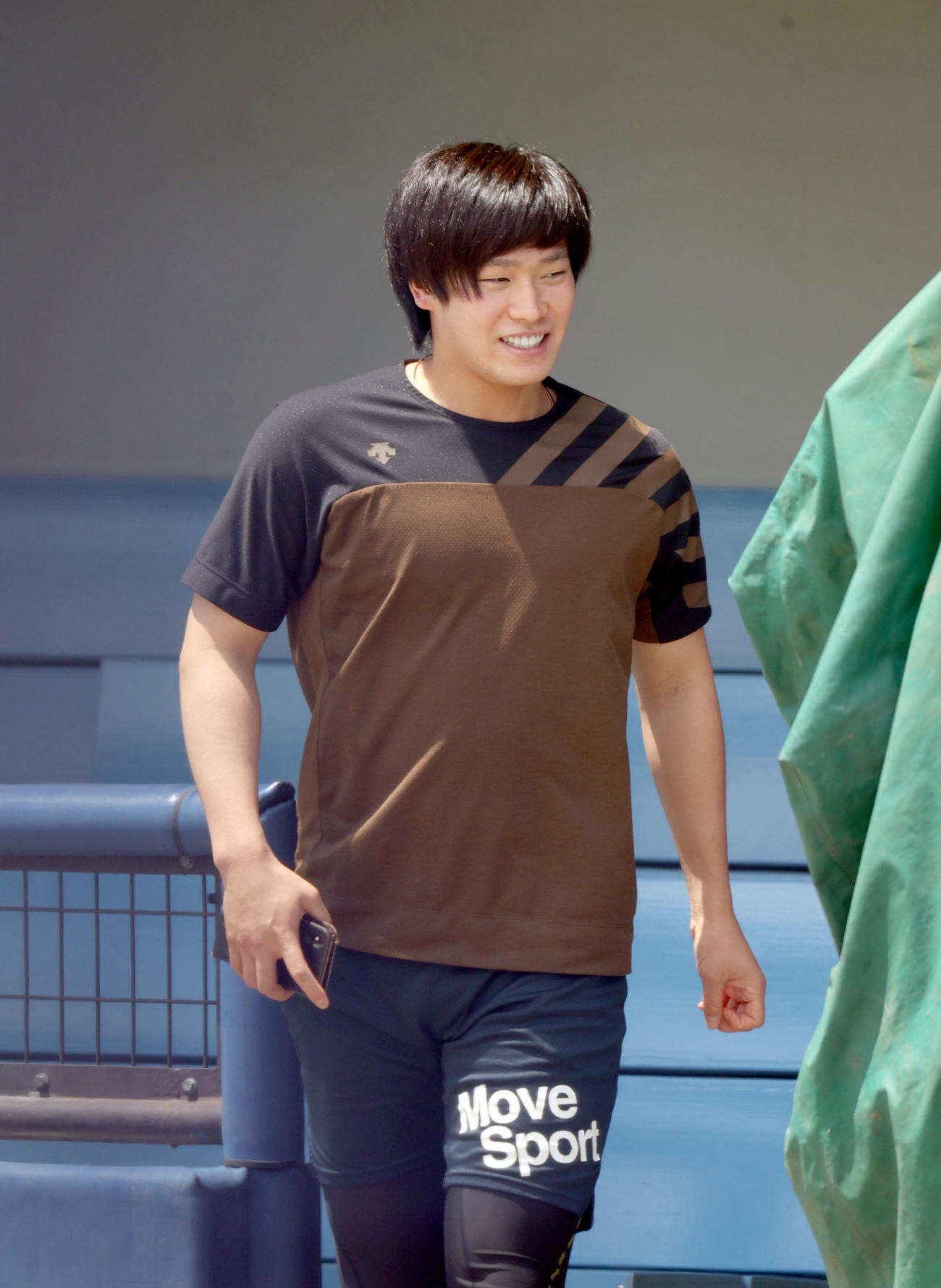 中日自主練習　オンライン取材を終え移動する石川翔