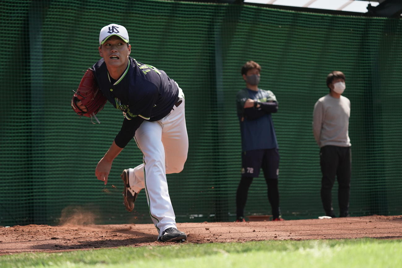高津監督（右端）の前でブルペン入りしたヤクルト高橋（球団提供）