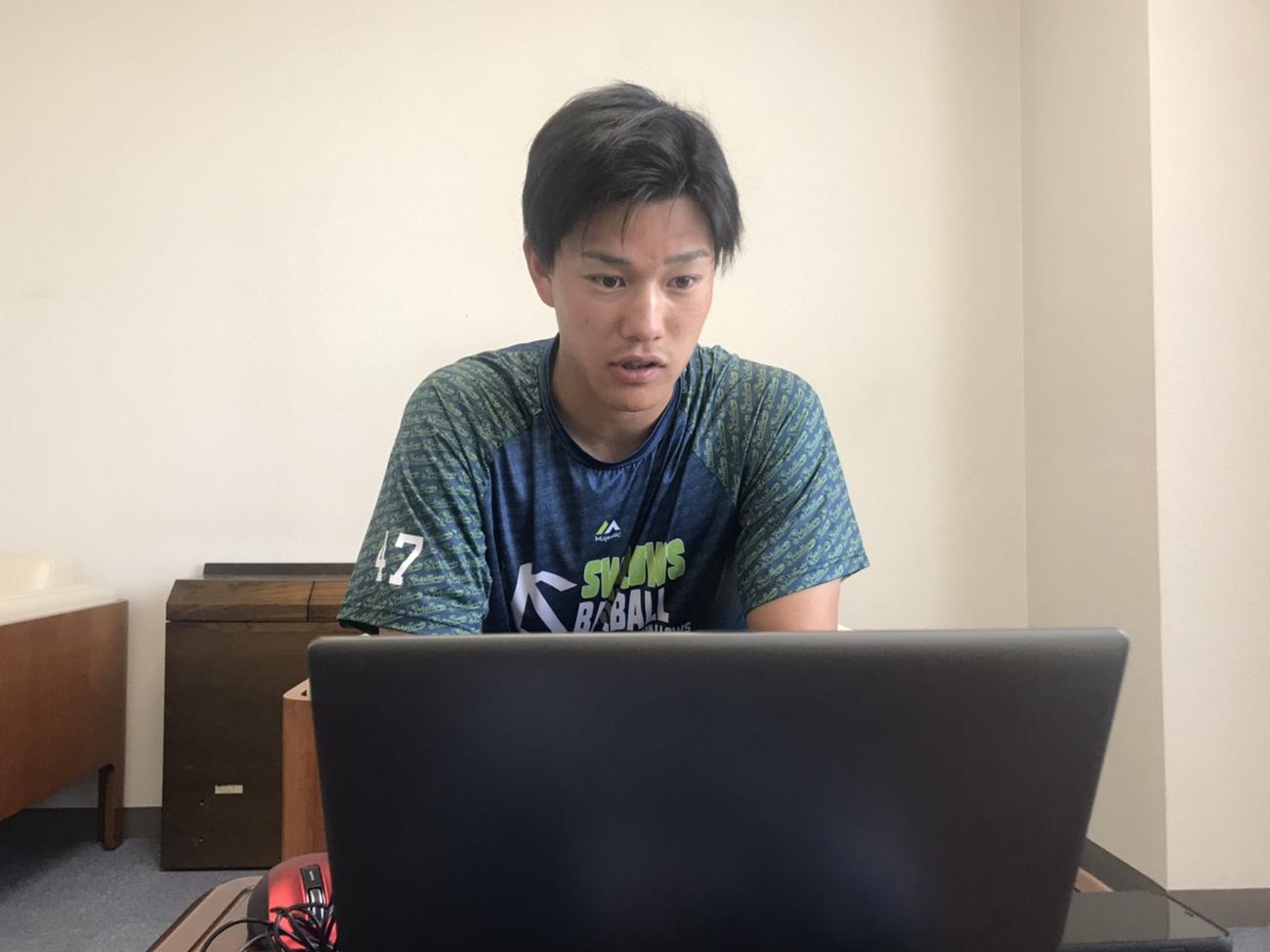 オンライン会議システム「Zoom」で取材に応じたヤクルト高橋（球団提供）