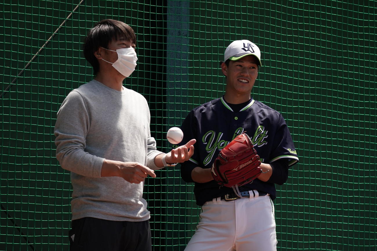 高津監督（左）と笑顔で談笑するヤクルト高橋（球団提供）