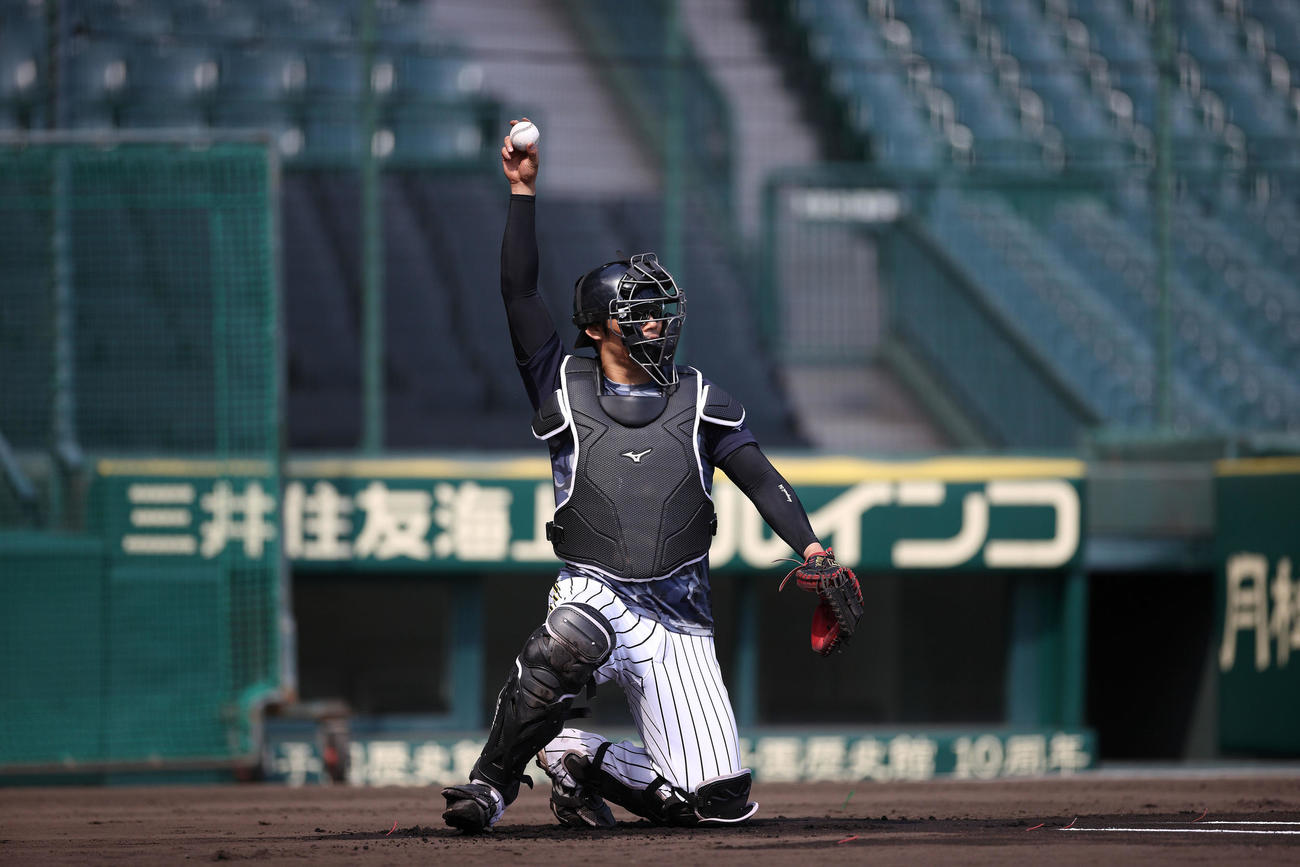 自主練習で汗を流す原口（球団提供）