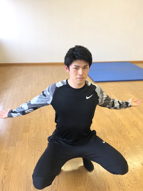 ストレッチ動画第4弾を公開するロッテ佐々木朗希投手（球団提供）