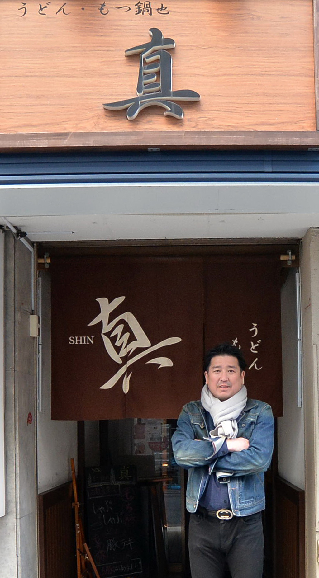 店の前に立つ元楽天投手の岡本氏（撮影・佐藤究）