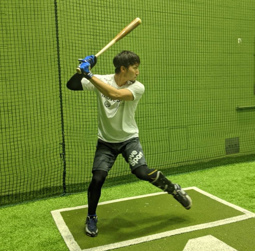 室内で打ち込むDeNA伊藤光（球団提供）